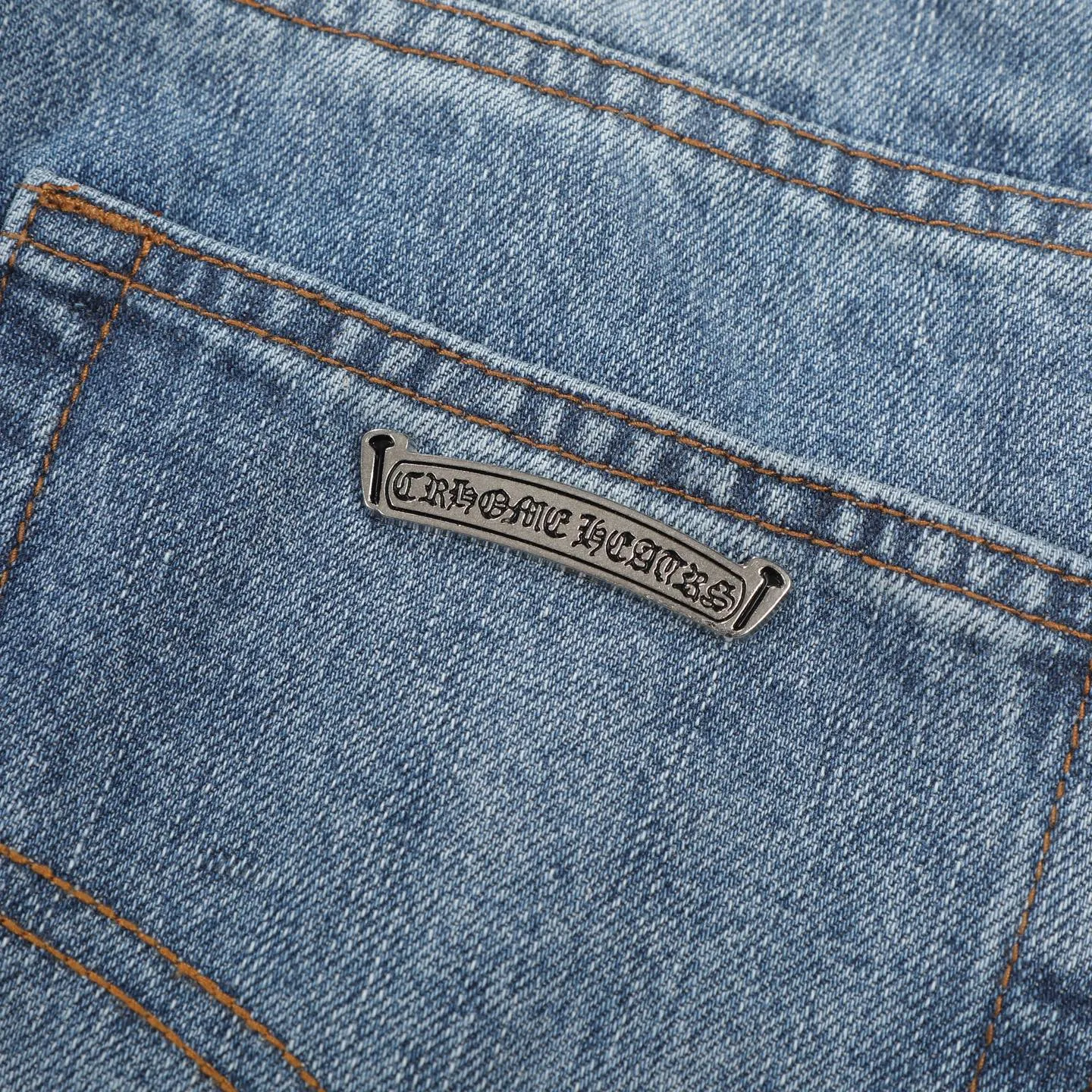 P260 Chromehearts washed blue starry sky crocodile patch leather jeans adopt starry sky theme leather elements, mostly presented in the shape of a cross, with glitter on the leather surface. Unique design, simple and elegant details, exquisite workmanship, the entire trousers are neatly routed, and the details are in place! Ceiling-level jeans, a pair that is hard to find at the counter. About Zangyin, this is an extremely luxurious fashion brand that can also be called the aristocrat of the high street. It has always been an exclusive brand for some hipsters or the rich second generation. It is more luxurious and noble than ordinary high streets. It is more fashionable and individual than luxury brands. Top heavy industry fashion design has always been created in high street luxury style. Speaking of this style, Zangyin family and GU family are definitely the leading representative brands, especially the Zangyin family's creation of high street style. It has really achieved a state-of-the-art effect. The color system of this model is made of unique washed materials. It is already quite eye-catching. It is decorated with pink patchwork cross flowers, which cleverly highlights the charm of the brand. Secondly, this model adopts a classic high-waist cutting design, which highlights the long legs and fashionable temperament of the upper body. The brand is highly recognizable and the slim-fitting configuration is more suitable for daily wear. Personality, fashion, and specification interpretation are all at a glance. Needless to say, materials and craftsmanship. As an excellent craftsman brand, Zangyin’s requirements for details and craftsmanship are really perfect. The washed color of this model has gone through a lot of processes, not to mention the embellishment of the denim appliqués. It is also purely hand-made and sewn. Just like what they believe in, only hand-made things have soul and have the meaning of wearing. A top-notch heavy-duty fashionable denim item. Recommended by both hands. Size: 28/30/32/34/36 Waist: 73/78/83/88/93 Knee: 52/53.5/55/56.5/58 Pants length: 100/102/104/106/108